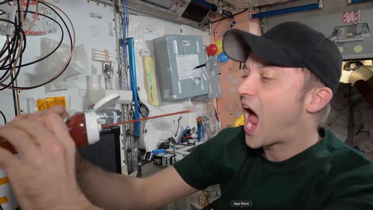 Трюк астронавта з кетчупом у невагомості став вірусним - відео - Gentleman Трюк астронавта з кетчупом у невагомості став вірусним - відео - Gentleman