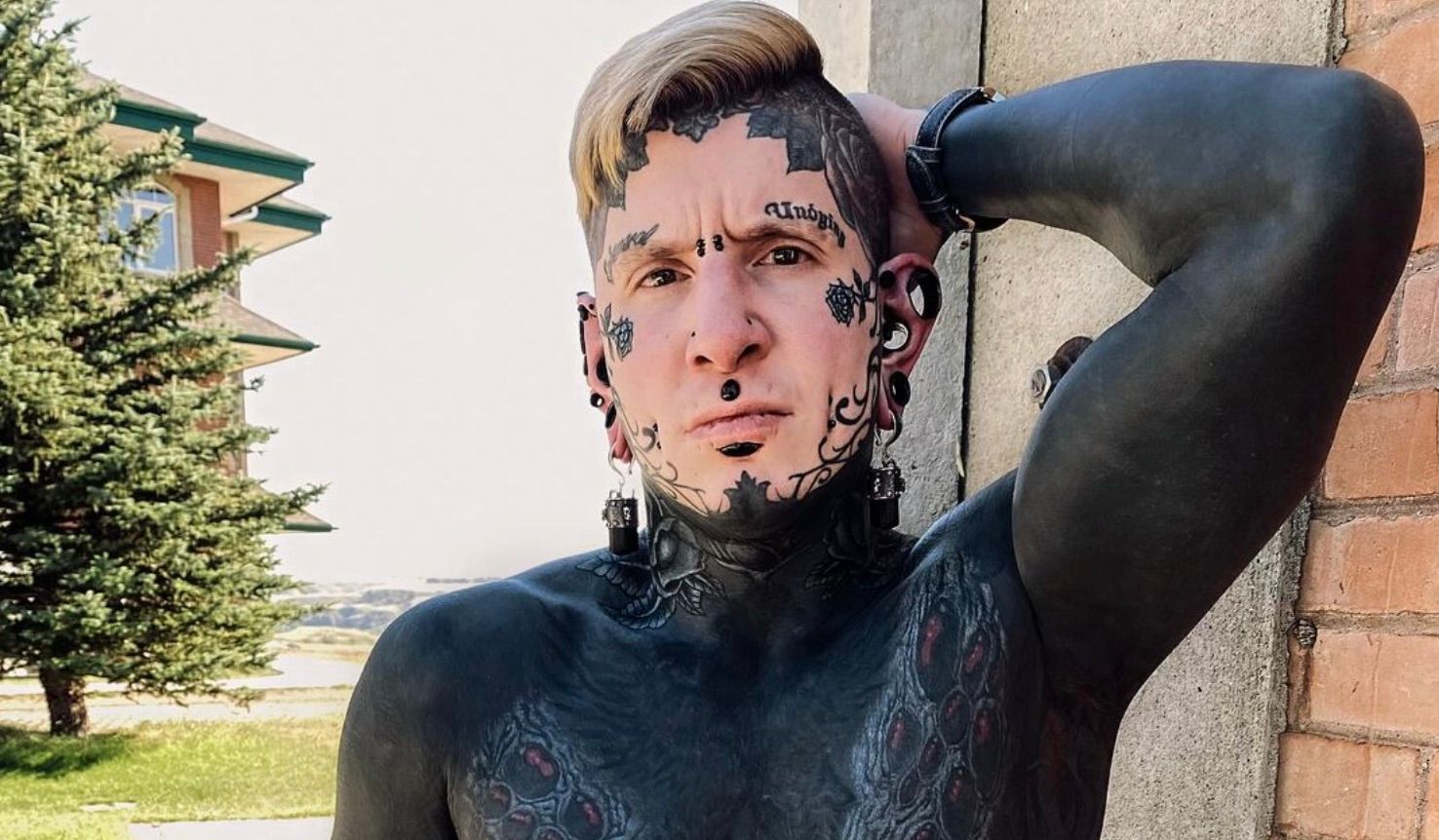 Чоловік набив собі на спині величезного Крампуса Чоловік набив собі на спині величезного Крампуса