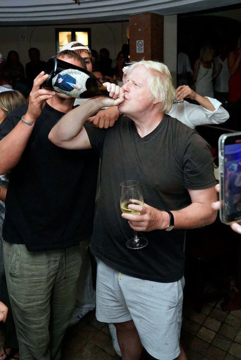 Борис Джонсон пив шампанське з горла у клубі