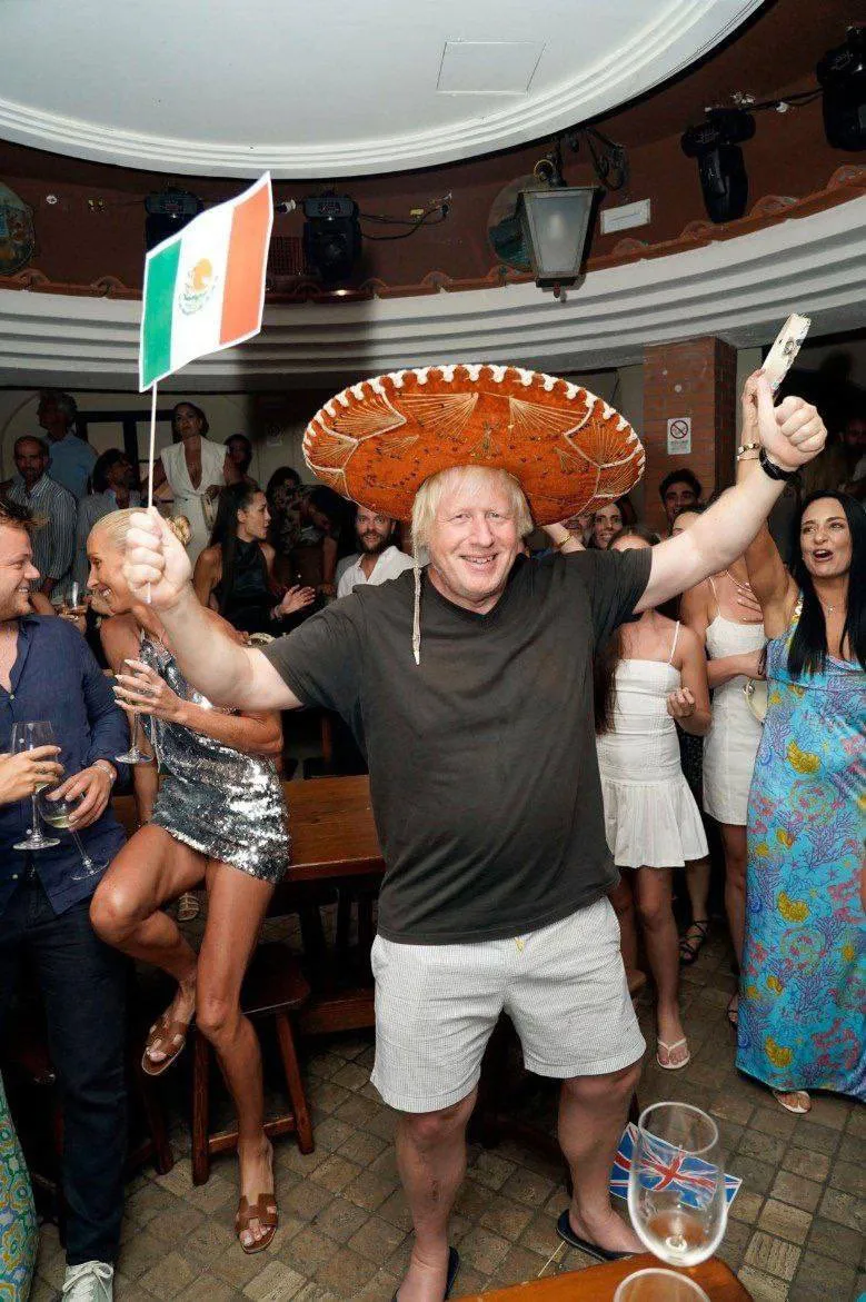 Борис Джонсон у сомбреро відпочивав у клубі